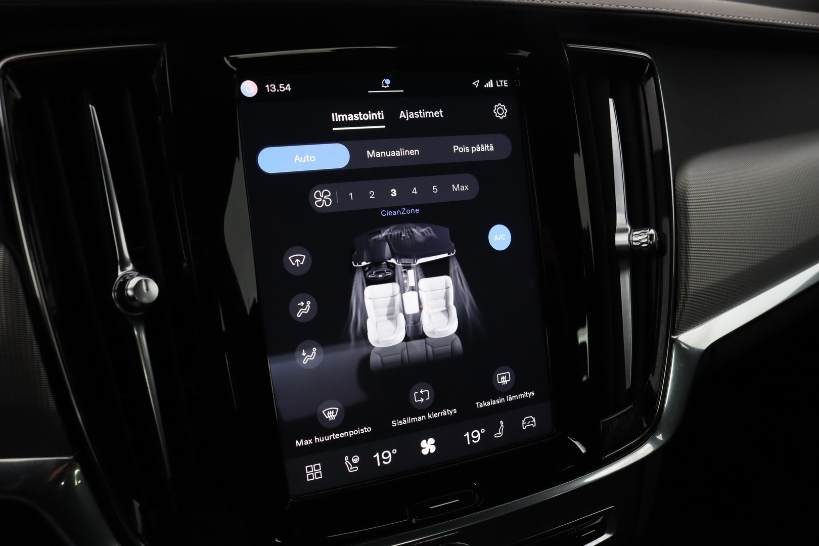 VOLVO S90 31
