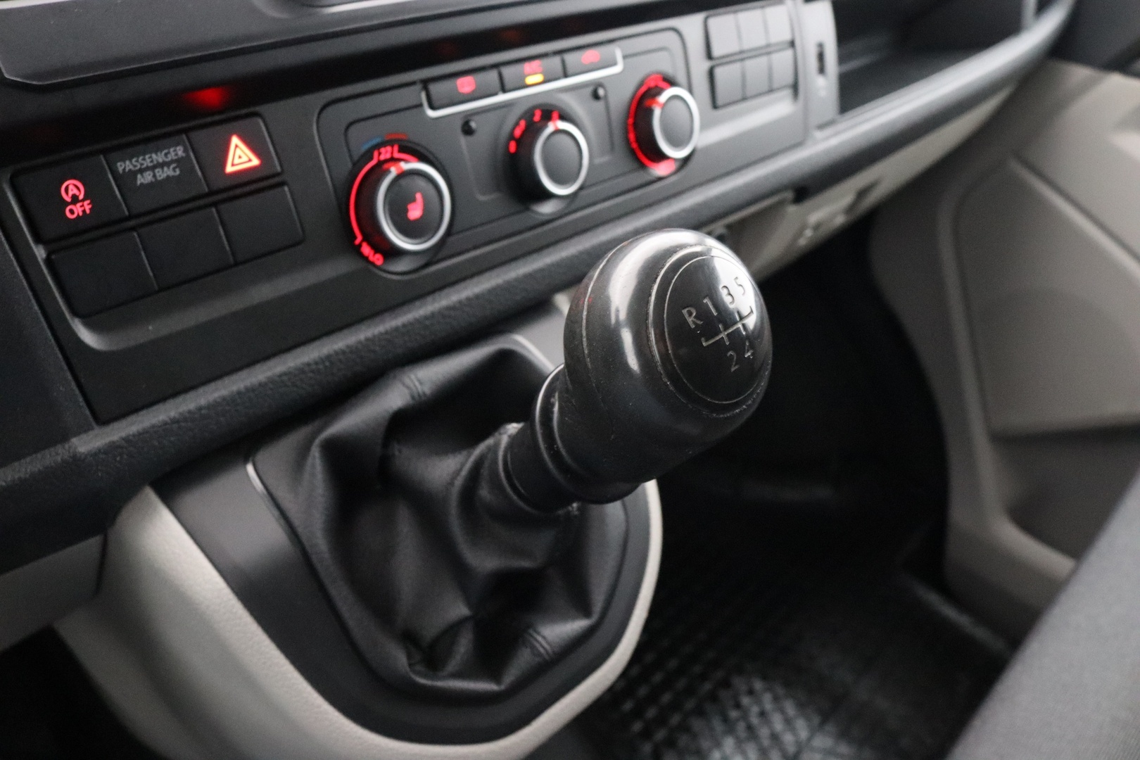 VOLKSWAGEN Transporter 18