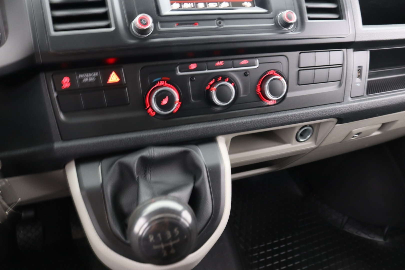 VOLKSWAGEN Transporter 28