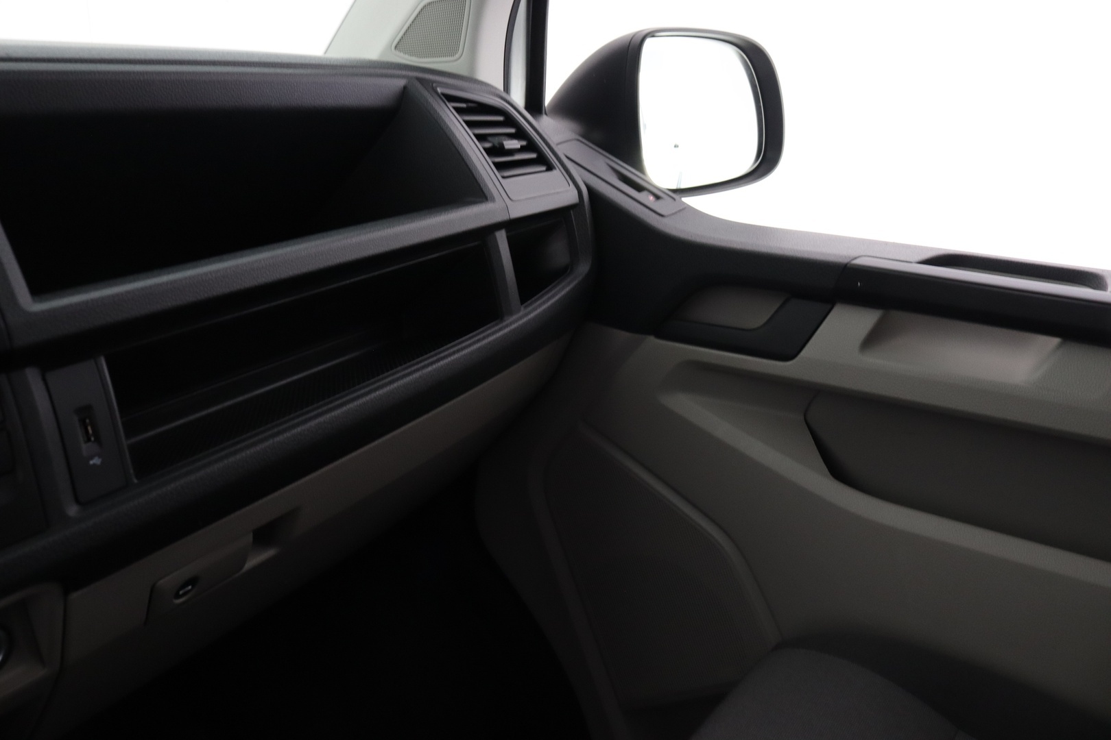 VOLKSWAGEN Transporter 29