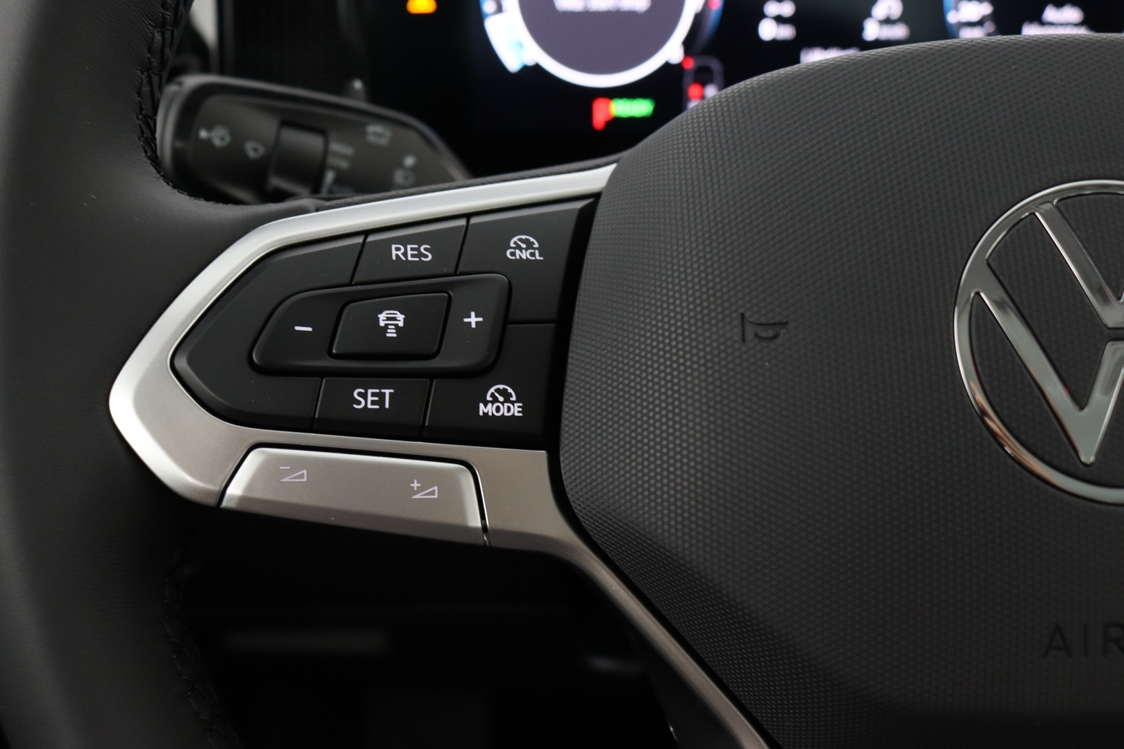 VOLKSWAGEN Tiguan 16
