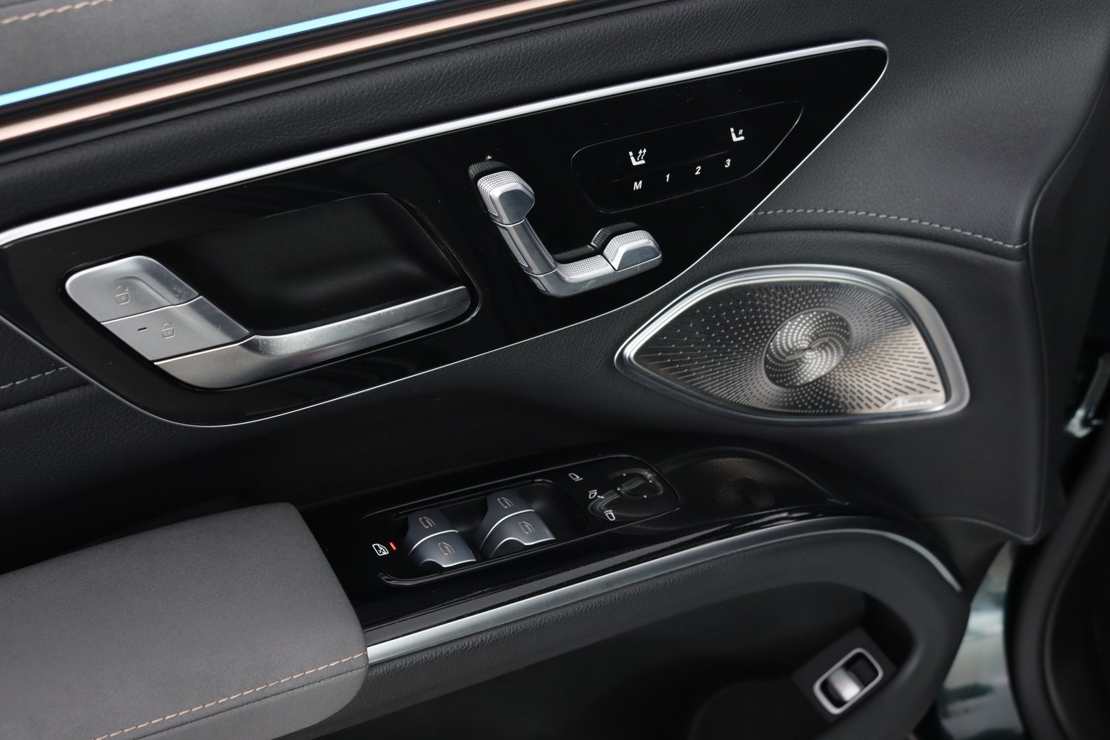 MERCEDES-BENZ EQS SUV 16