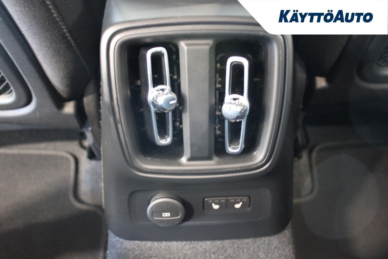 VOLVO XC40 2023