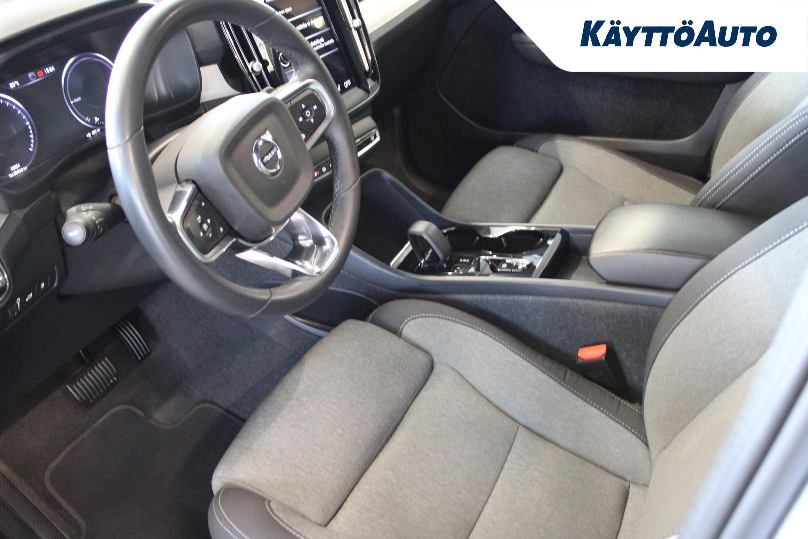 VOLVO XC40 2023