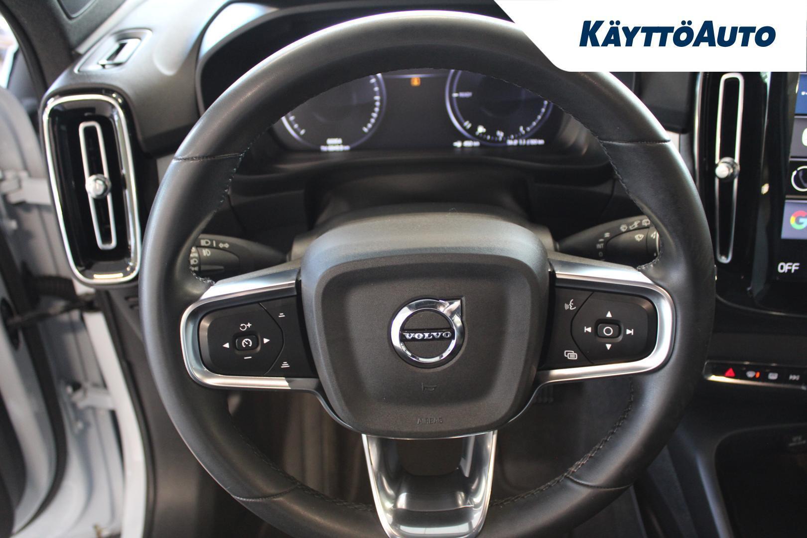 VOLVO XC40 2023