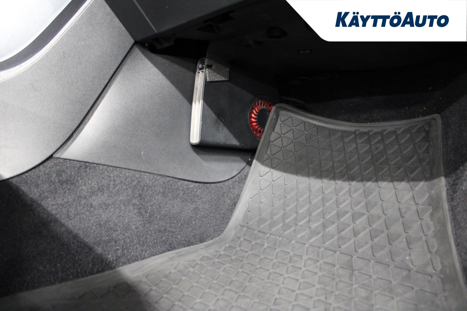 VOLKSWAGEN Beetle 2017