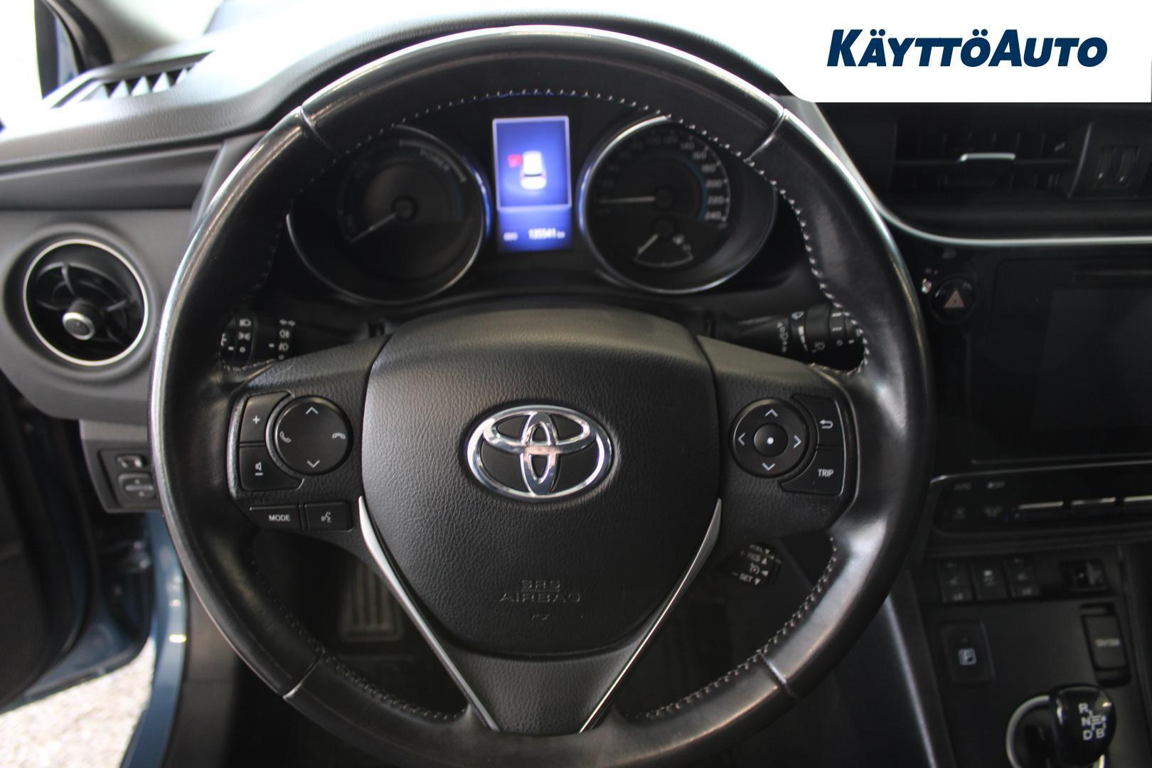 TOYOTA Auris 2015