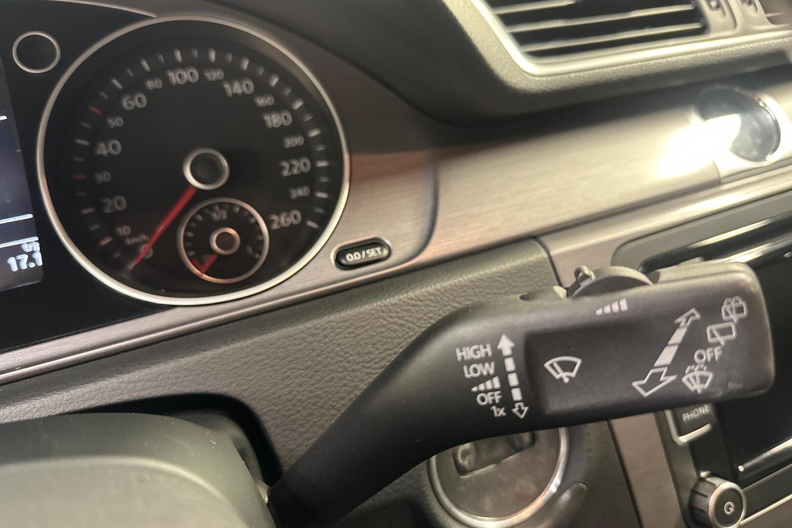 VOLKSWAGEN Passat 15