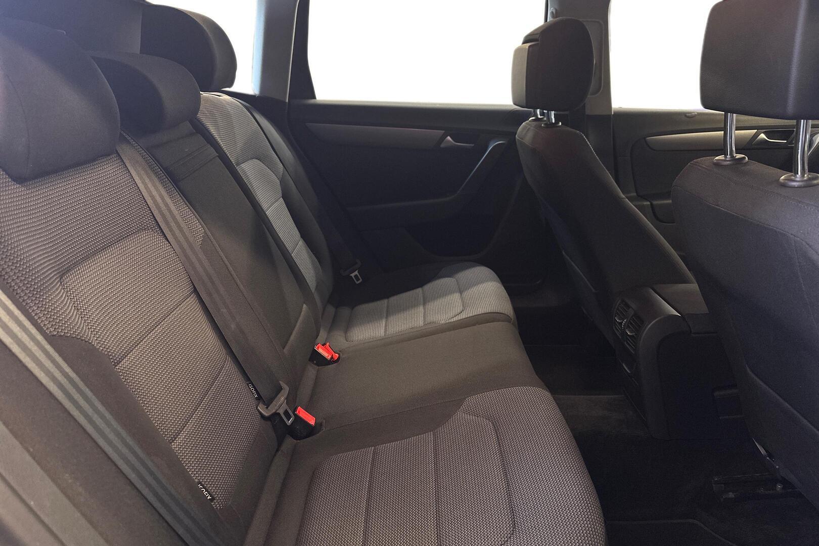 VOLKSWAGEN Passat 24