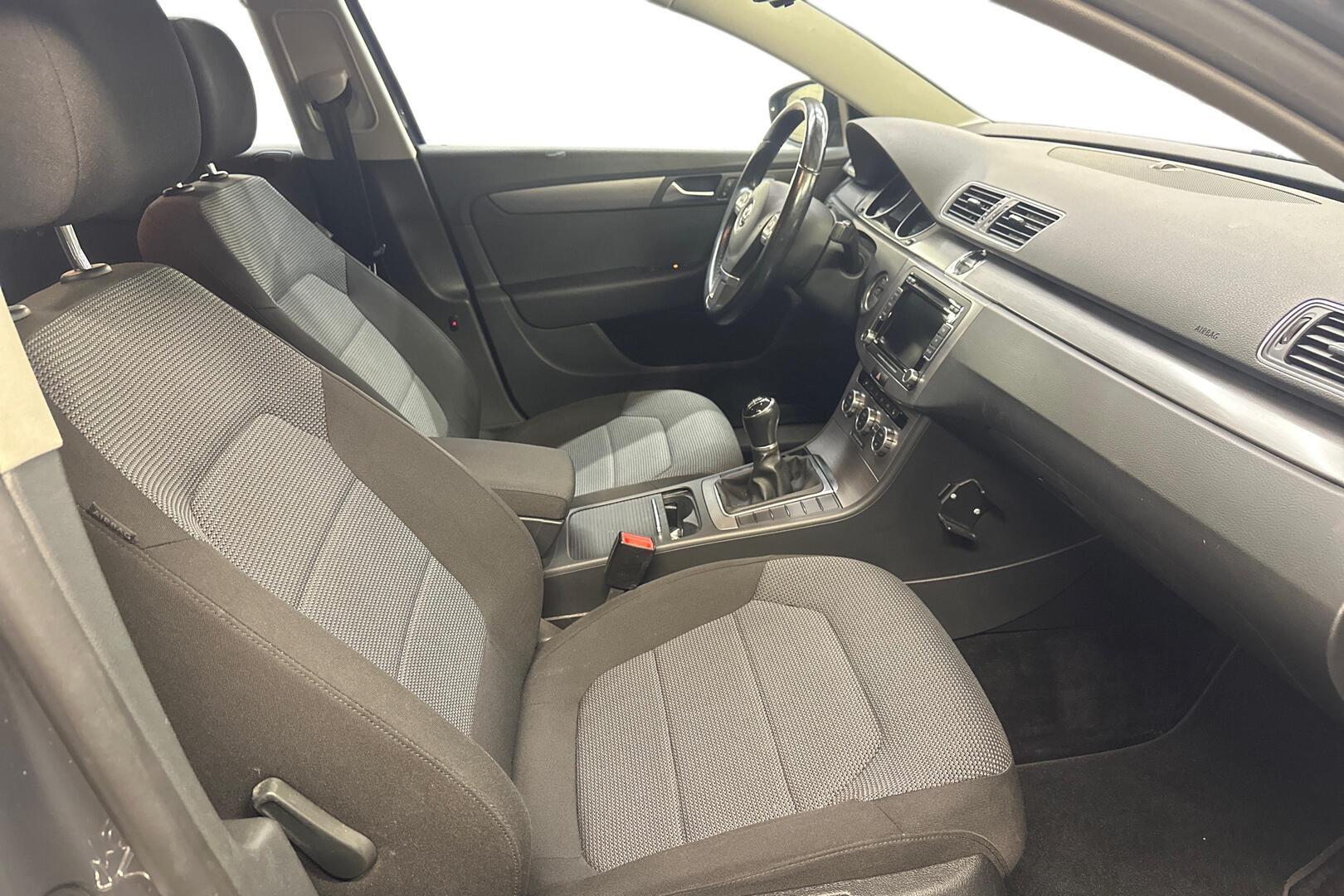 VOLKSWAGEN Passat 25