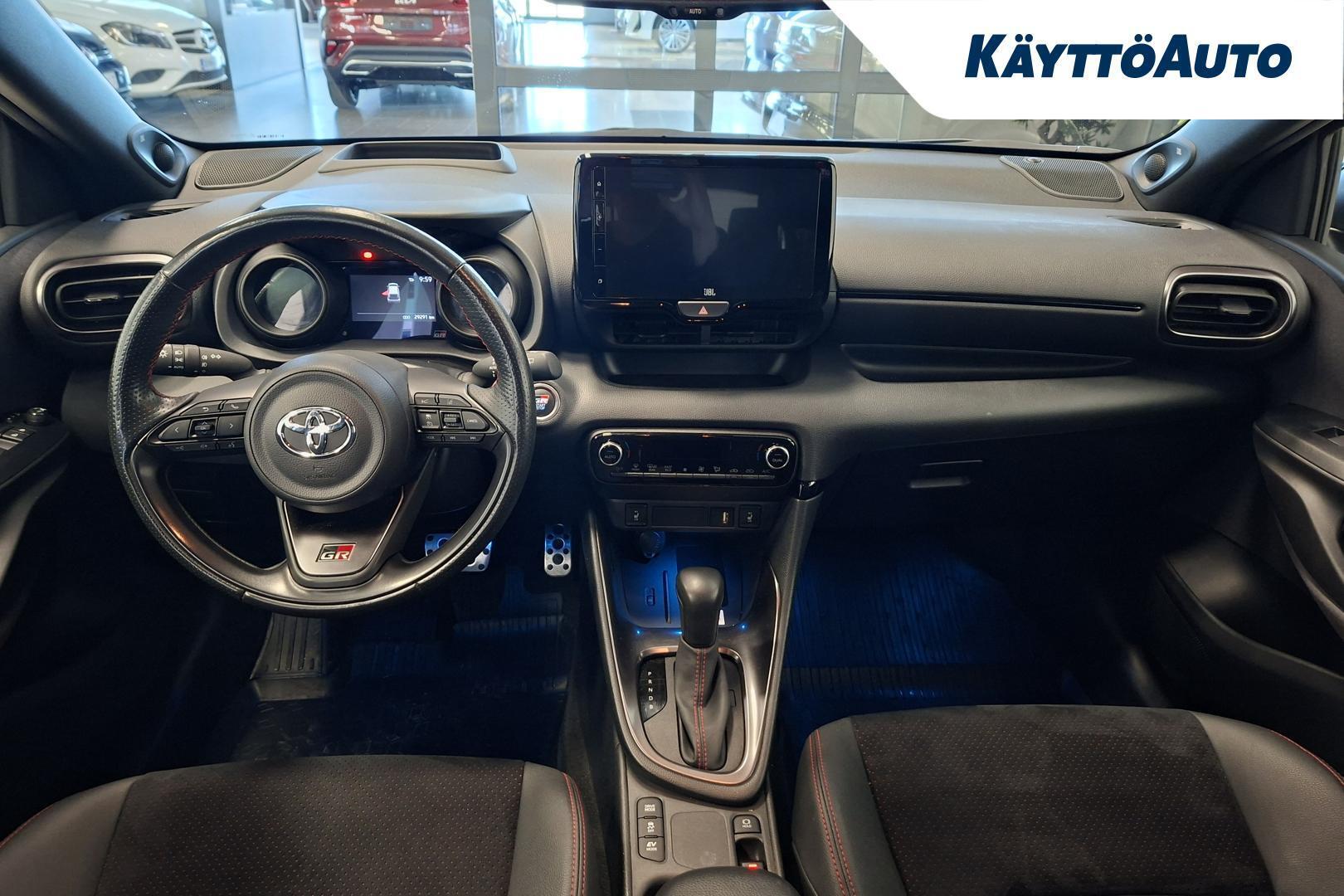 TOYOTA Yaris 8