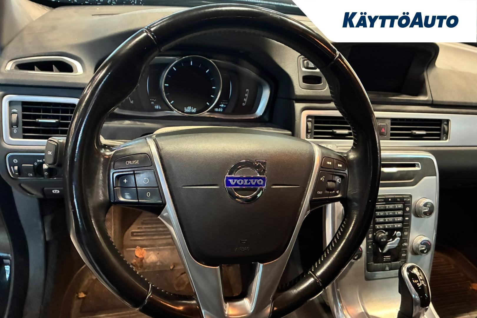 VOLVO V70 2015