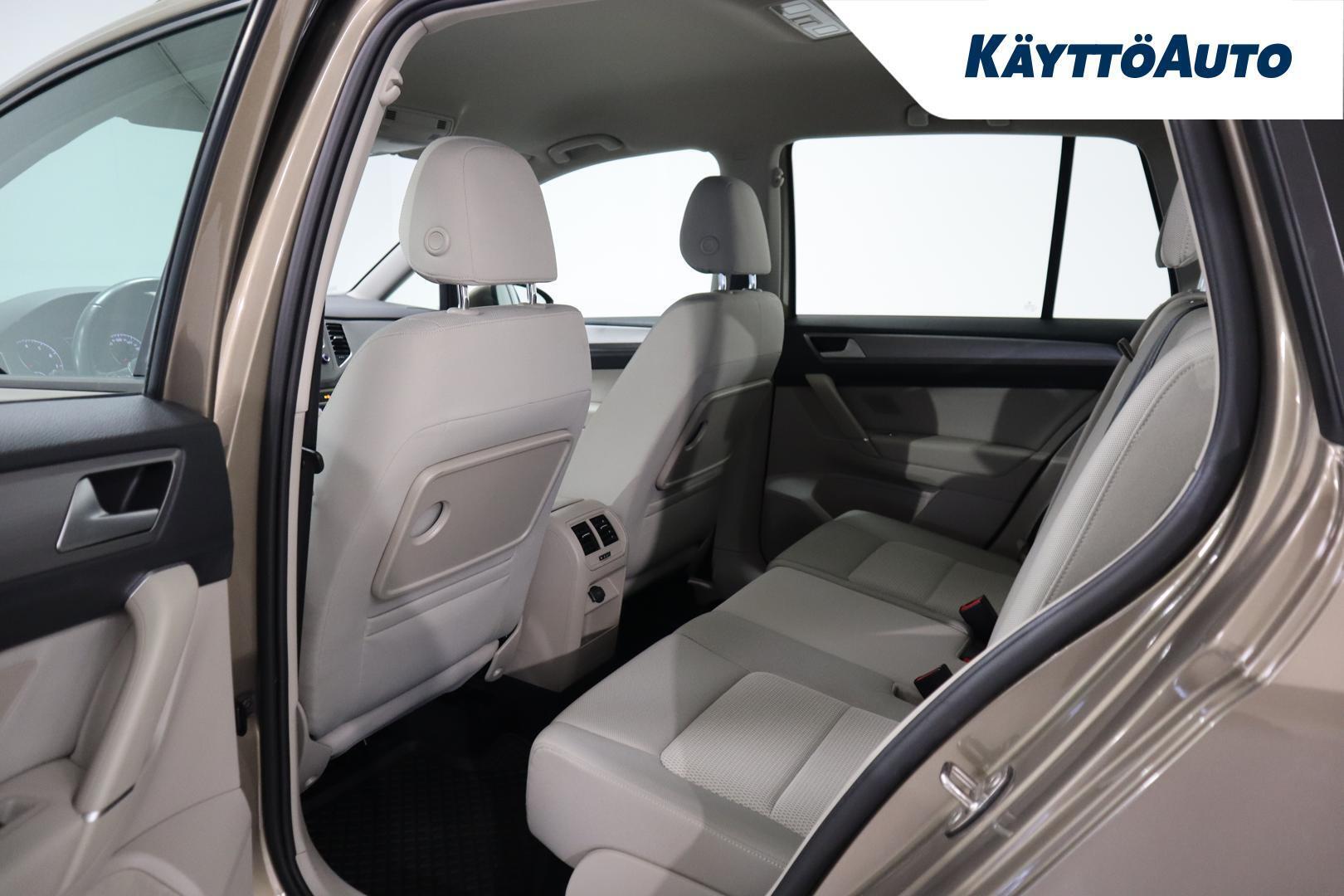 VOLKSWAGEN Golf Sportsvan 2015