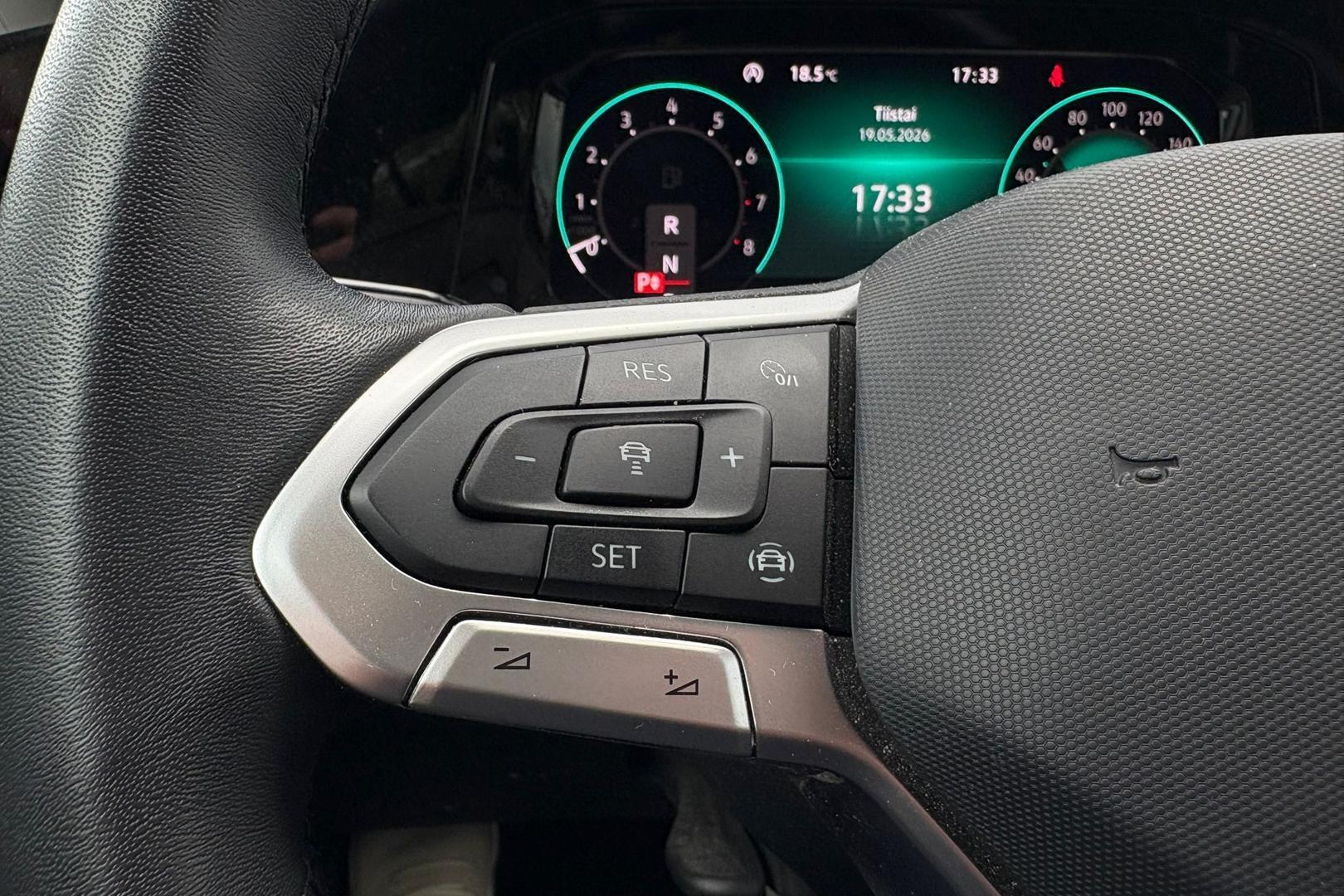 VOLKSWAGEN Golf 2024