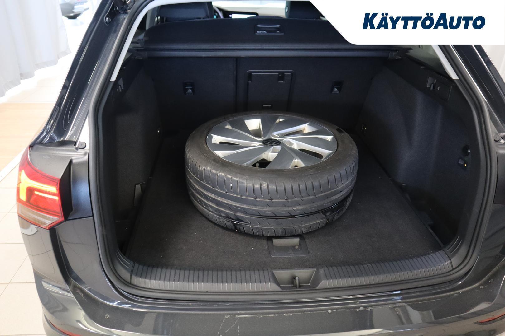 VOLKSWAGEN Golf 2023