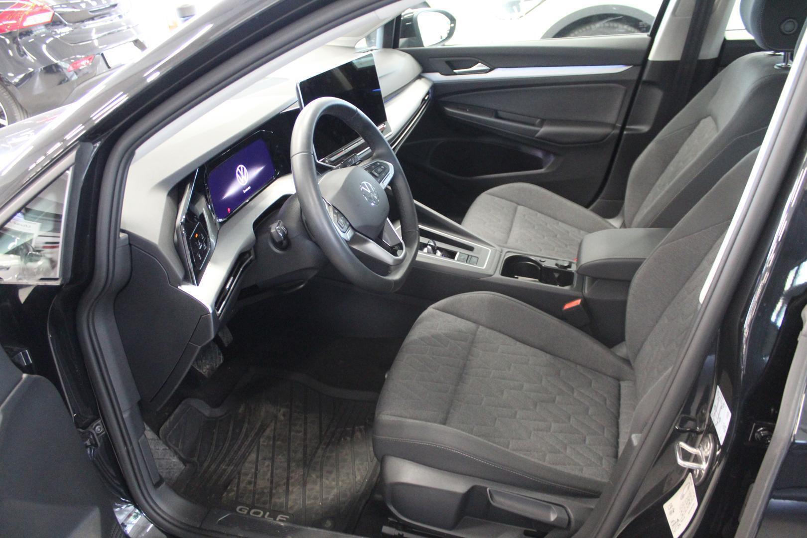 VOLKSWAGEN Golf 2024