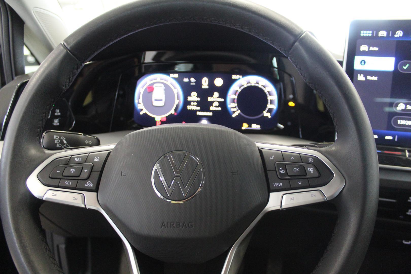VOLKSWAGEN Golf 2024