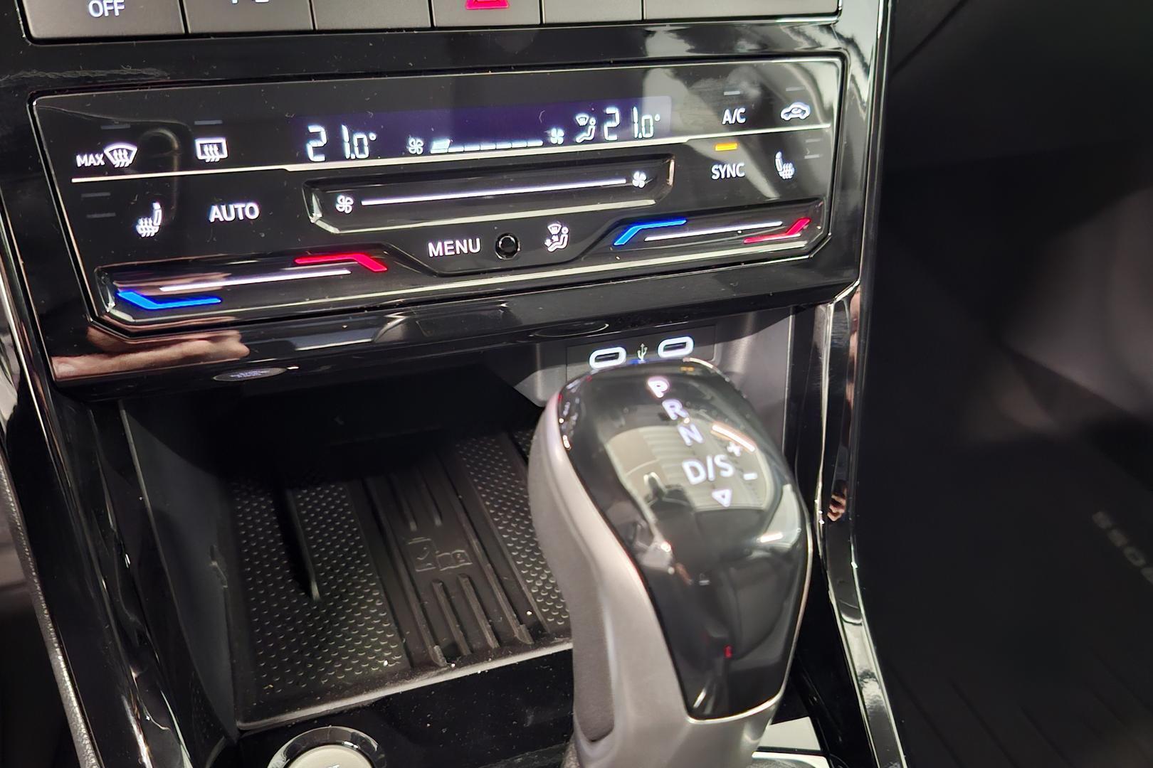 VOLKSWAGEN T-Cross 11