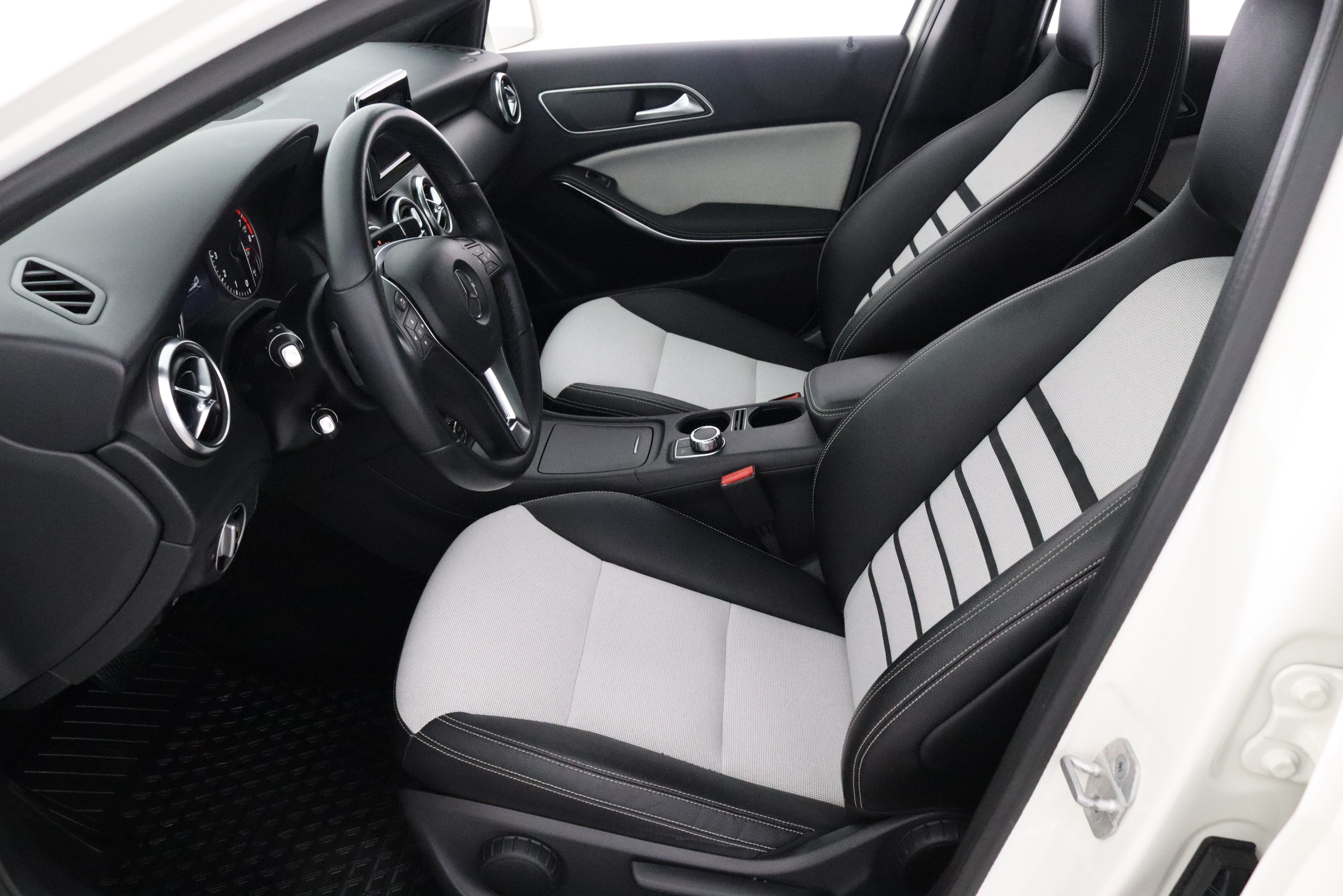 MERCEDES-BENZ A 2014