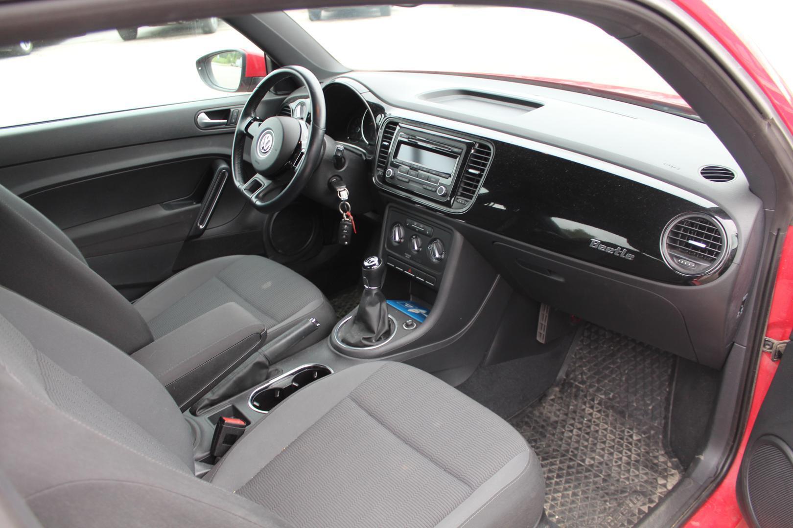 VOLKSWAGEN Beetle 2012