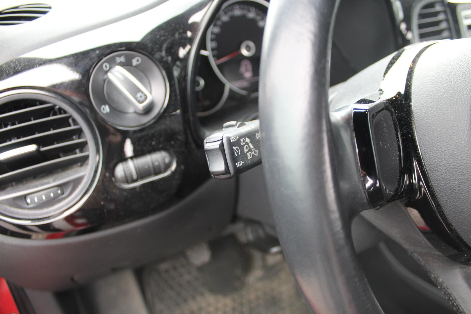 VOLKSWAGEN Beetle 2012