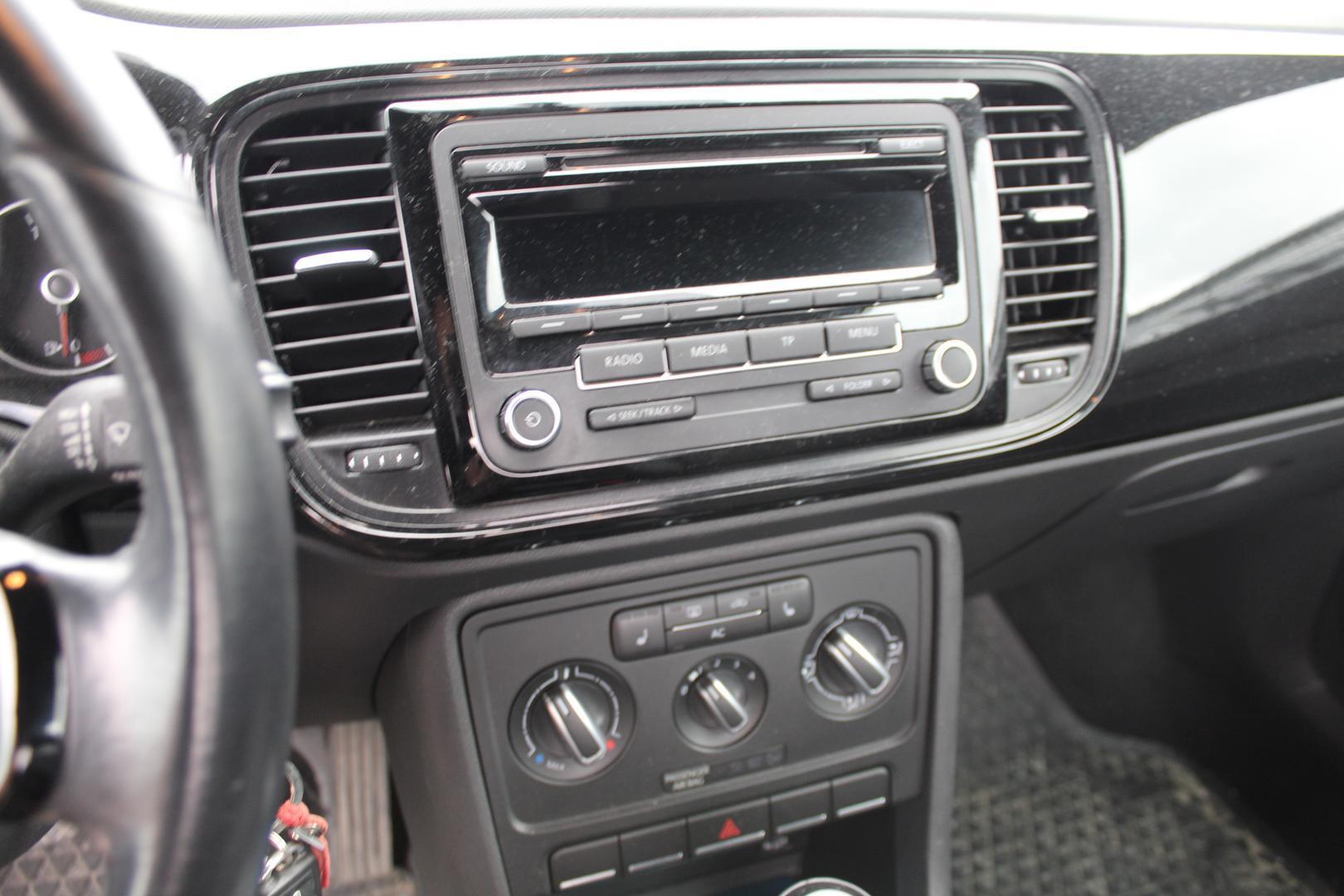 VOLKSWAGEN Beetle 2012