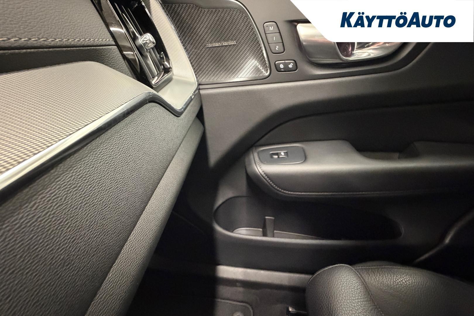 VOLVO XC60 2023