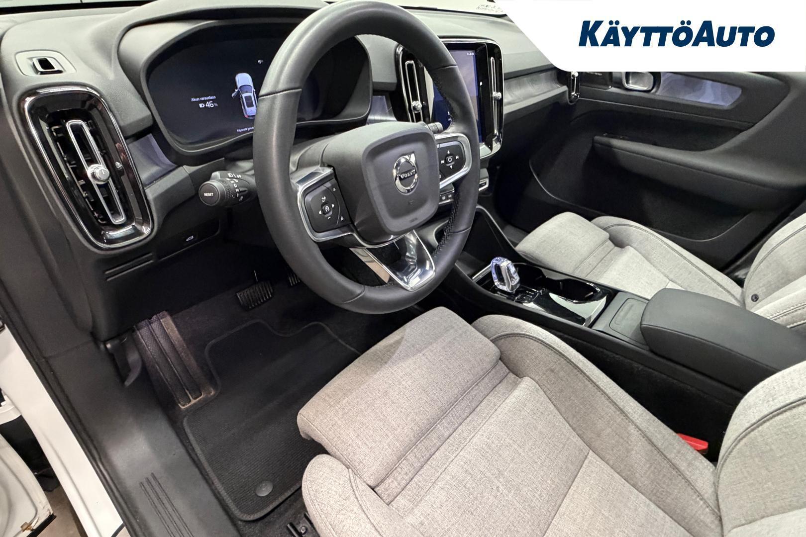 VOLVO XC40 8
