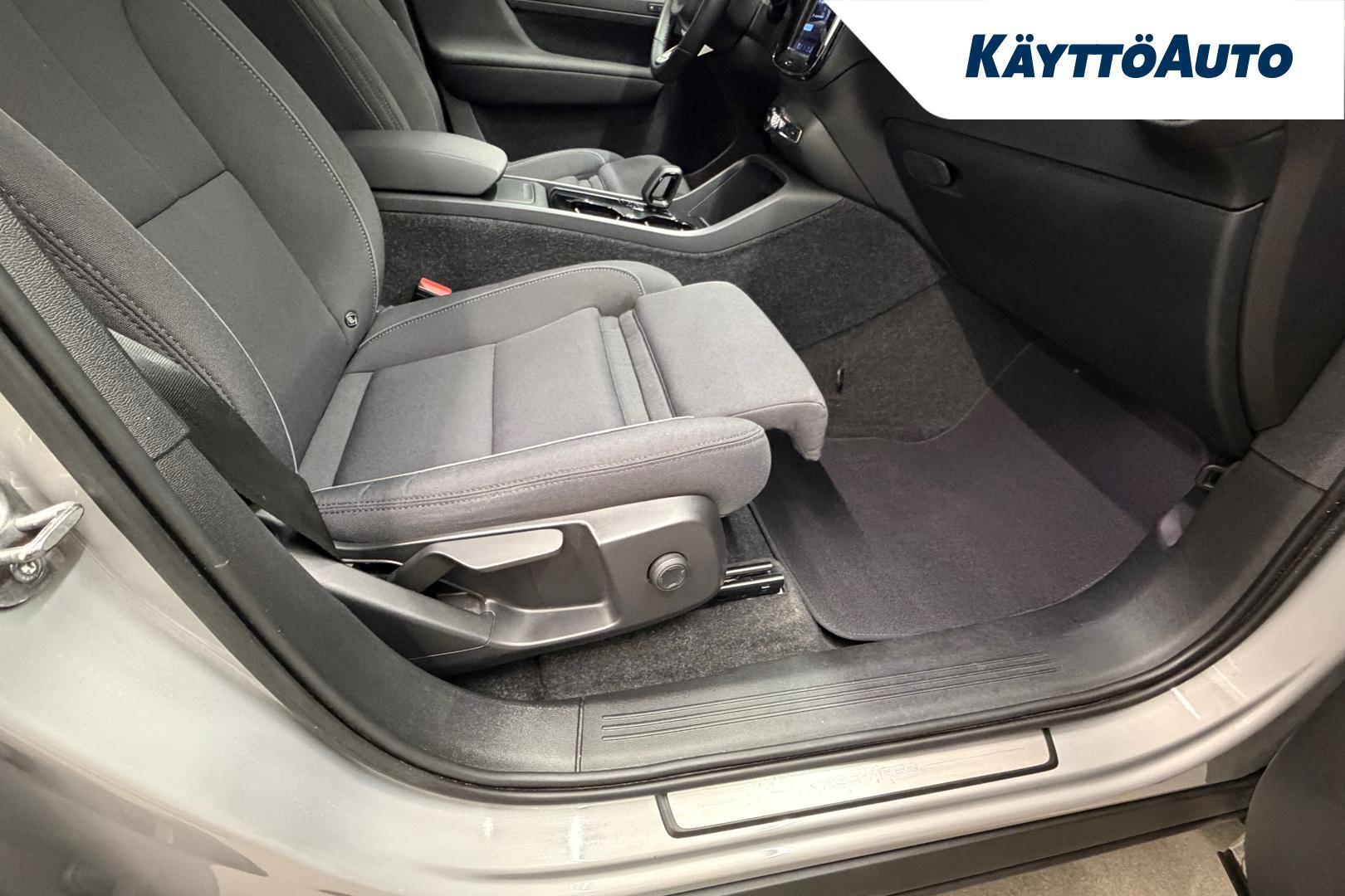 VOLVO XC40 2023