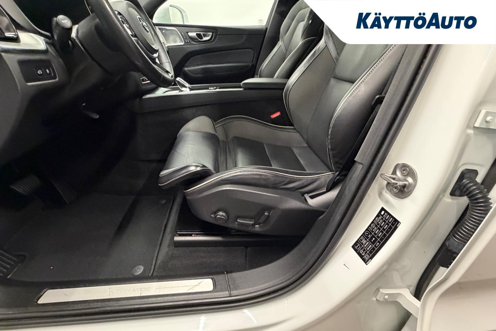 VOLVO XC60 2023
