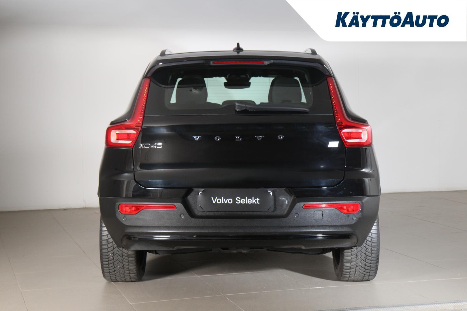 VOLVO XC40 4