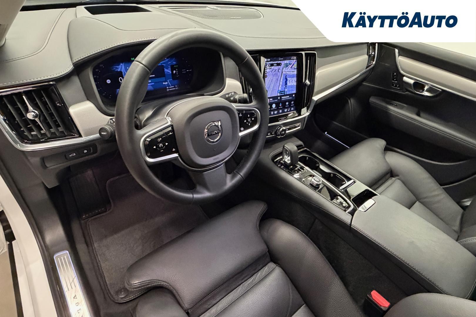 VOLVO V90 2025