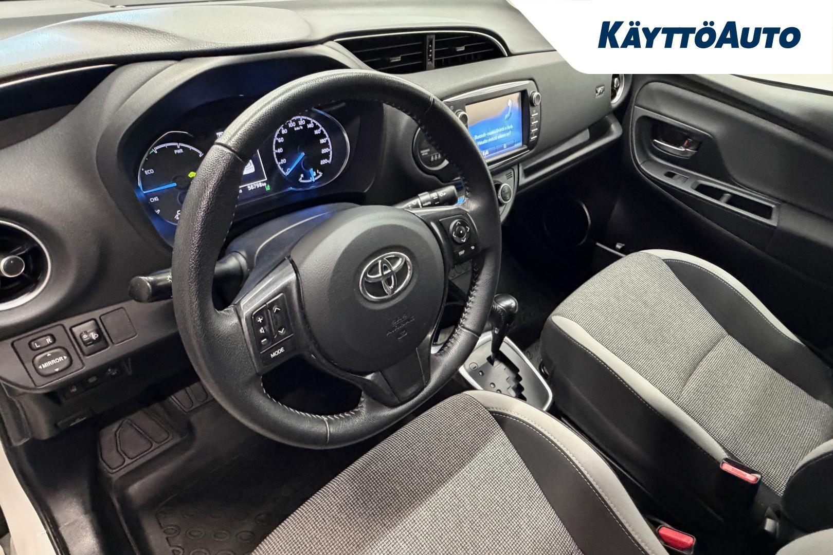 TOYOTA Yaris 8