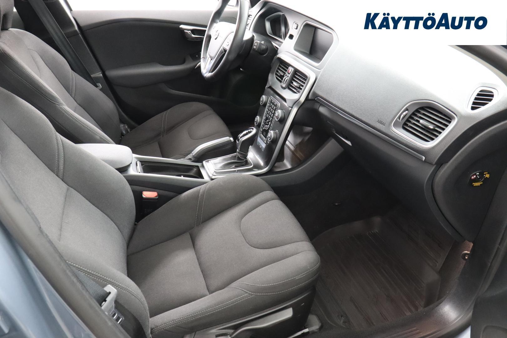 VOLVO V40 2018