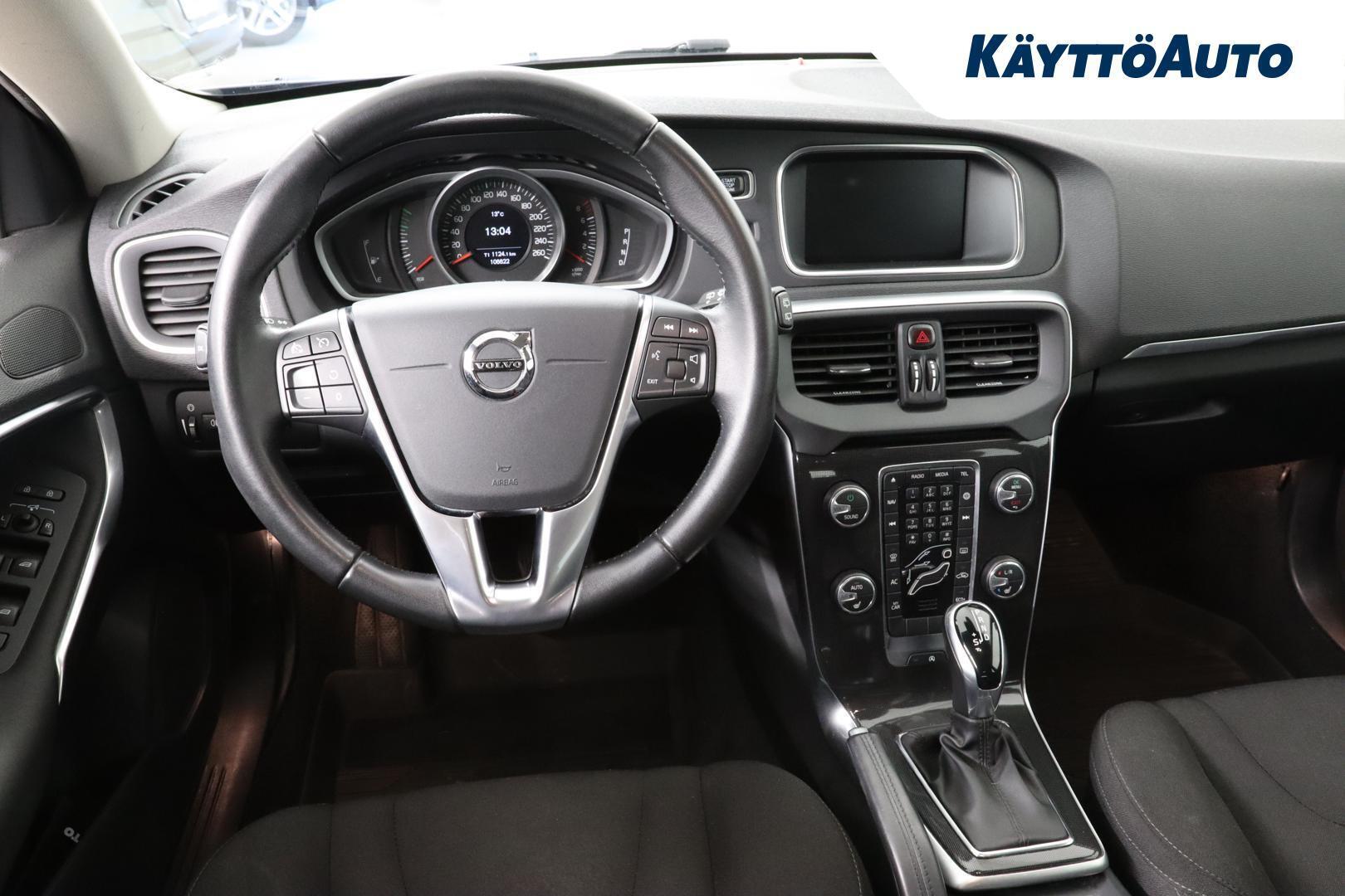 VOLVO V40 2018