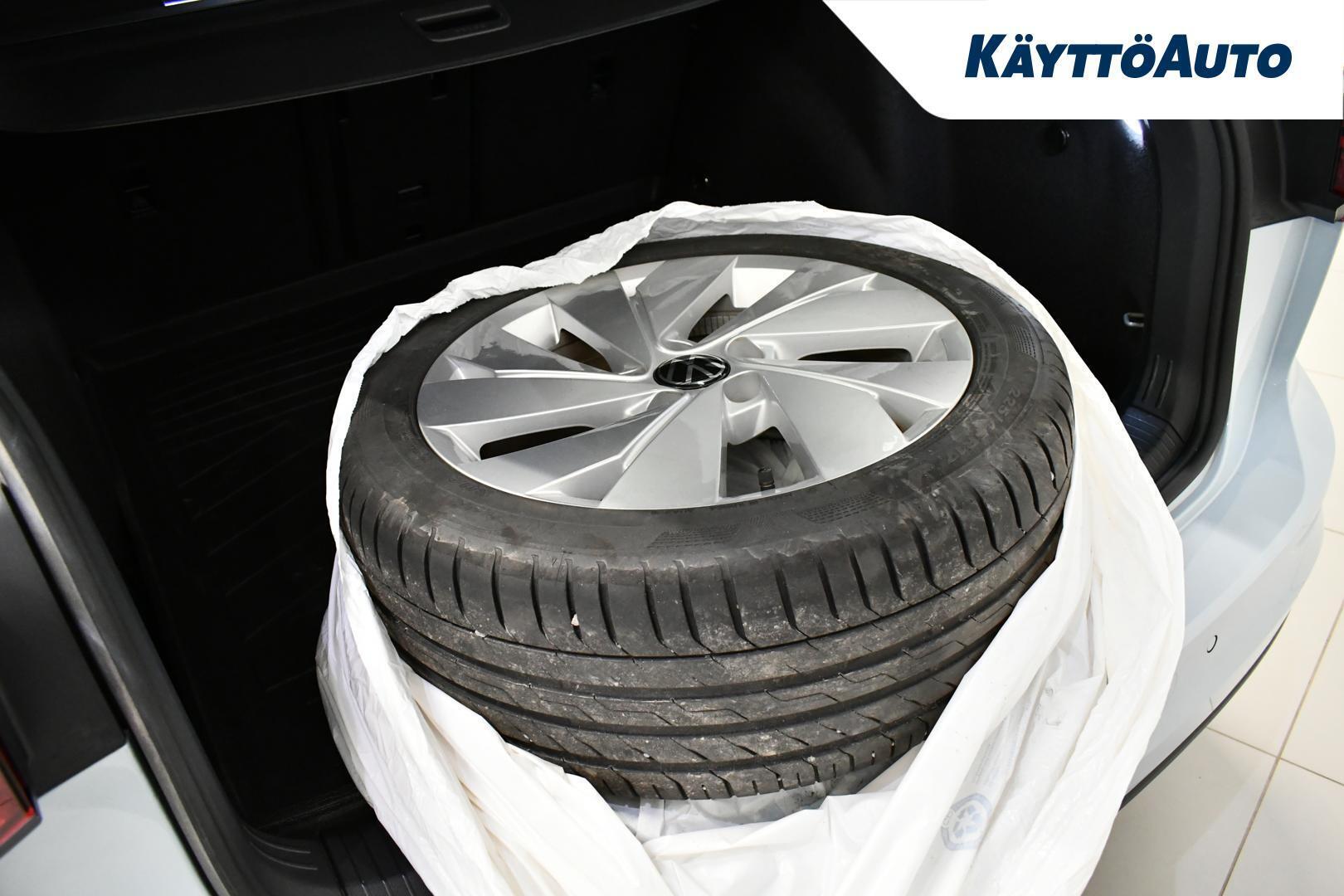 VOLKSWAGEN Golf Variant 2025