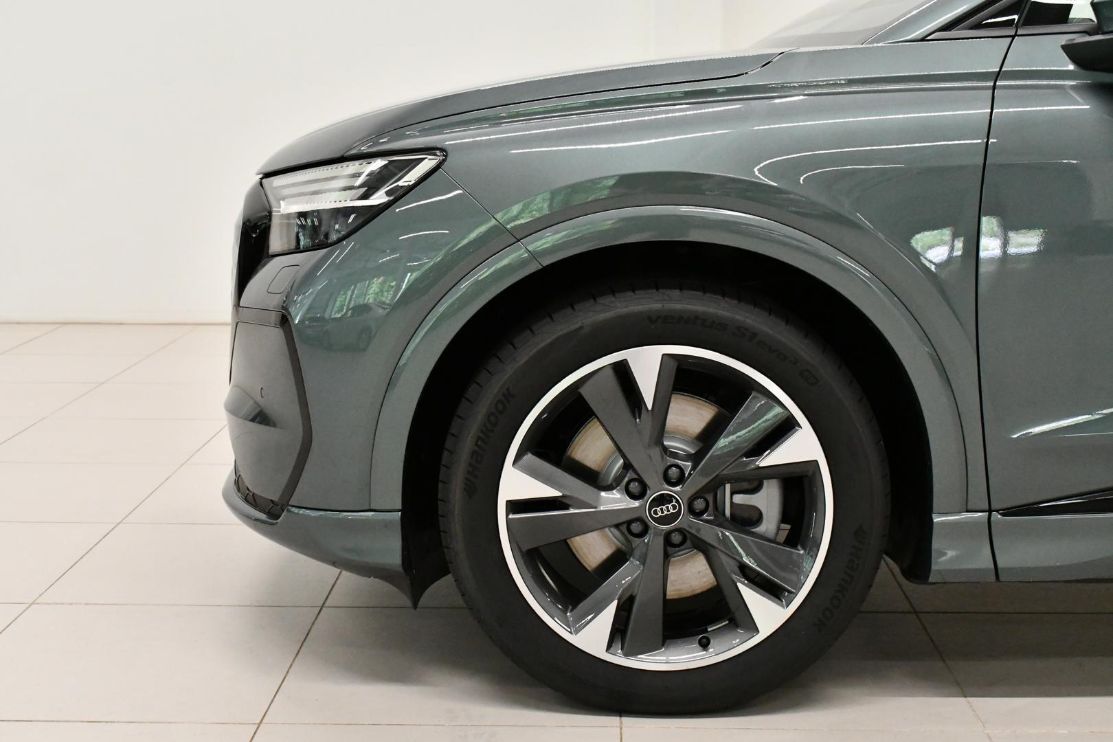 AUDI Q4 e-tron 8