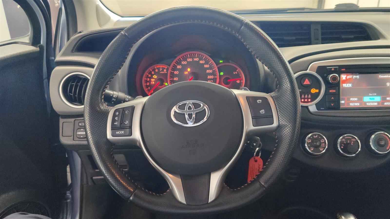 TOYOTA Yaris 2011