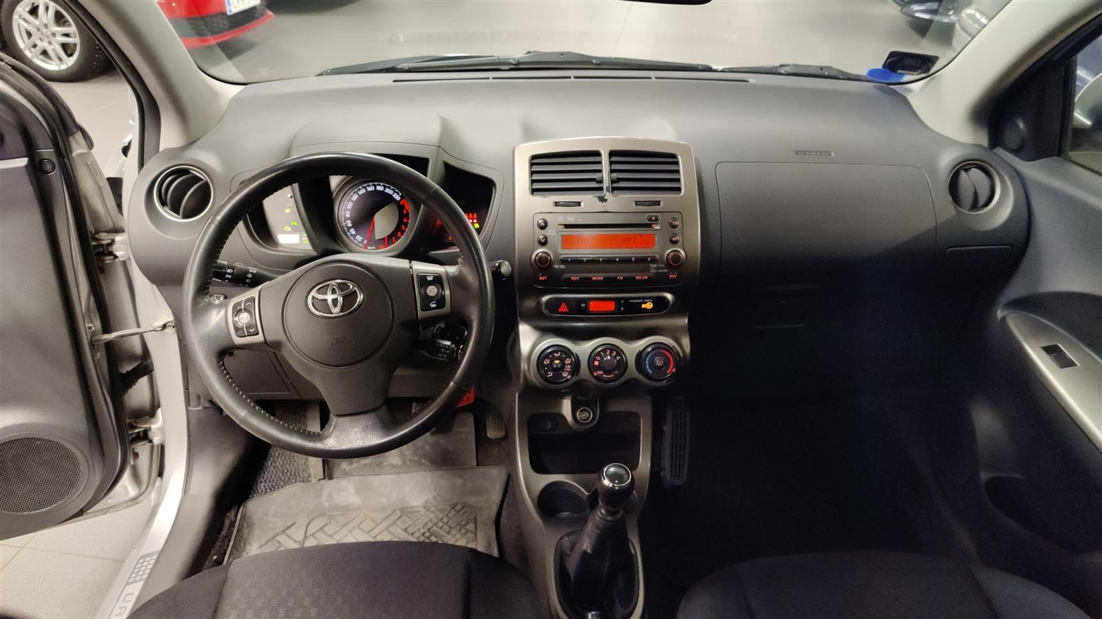 TOYOTA URBAN CRUISER 2011