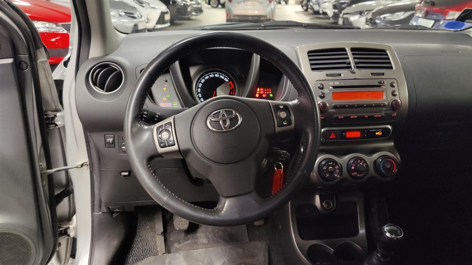 TOYOTA URBAN CRUISER 2011