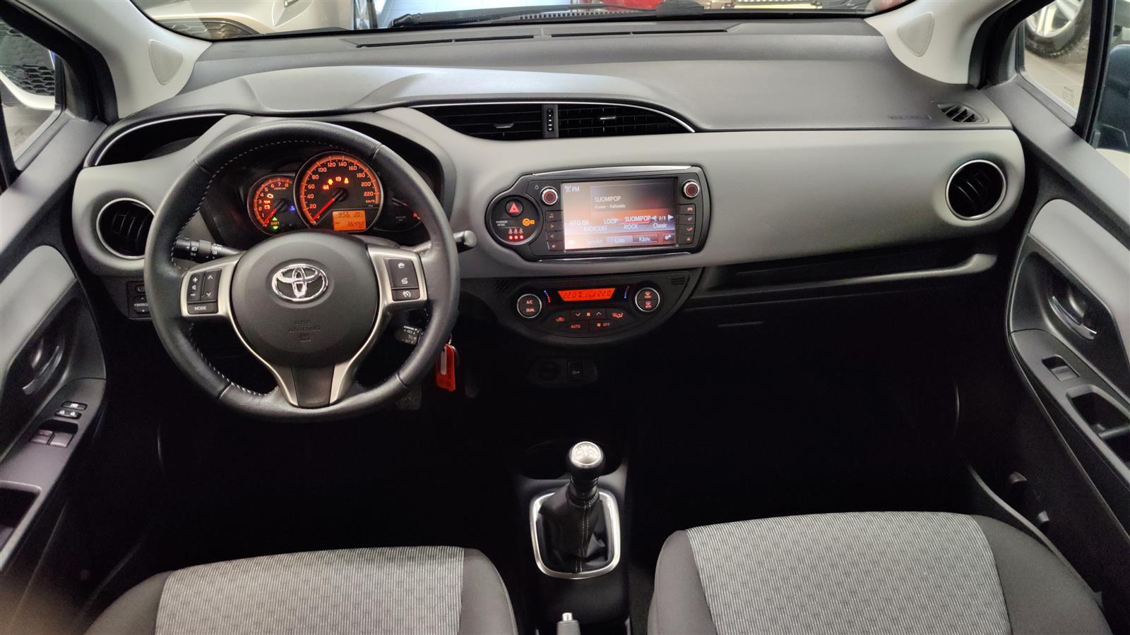 TOYOTA Yaris 2015