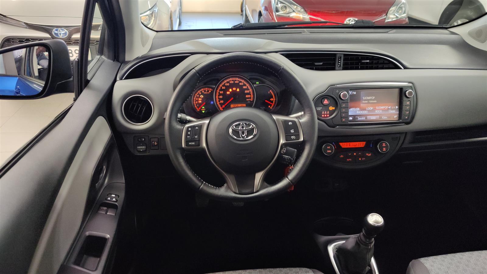 TOYOTA Yaris 2015