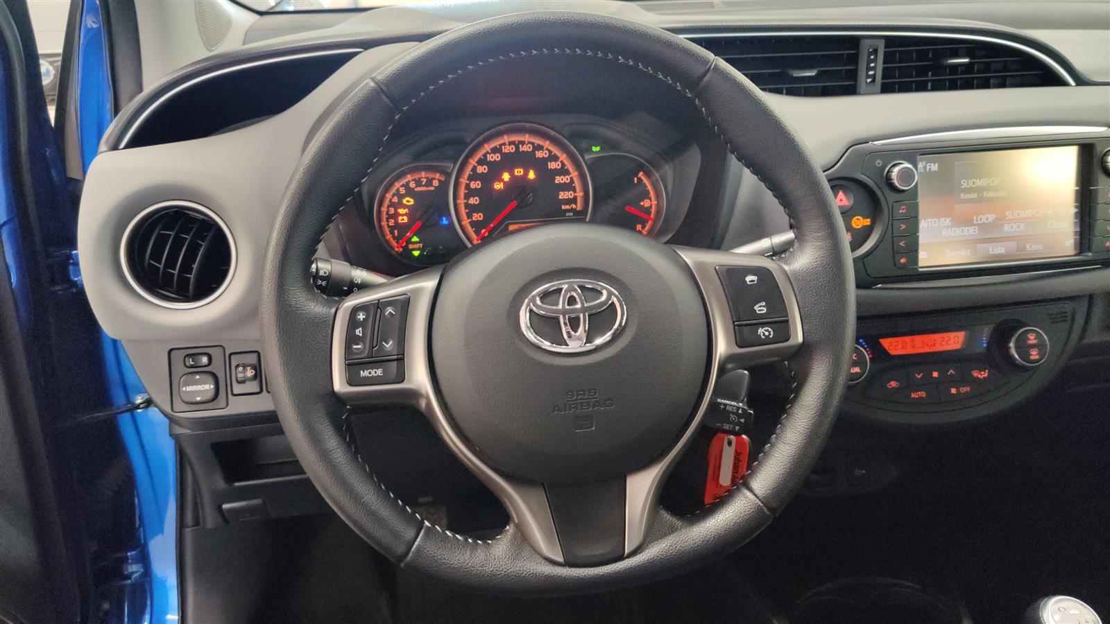 TOYOTA Yaris 2015