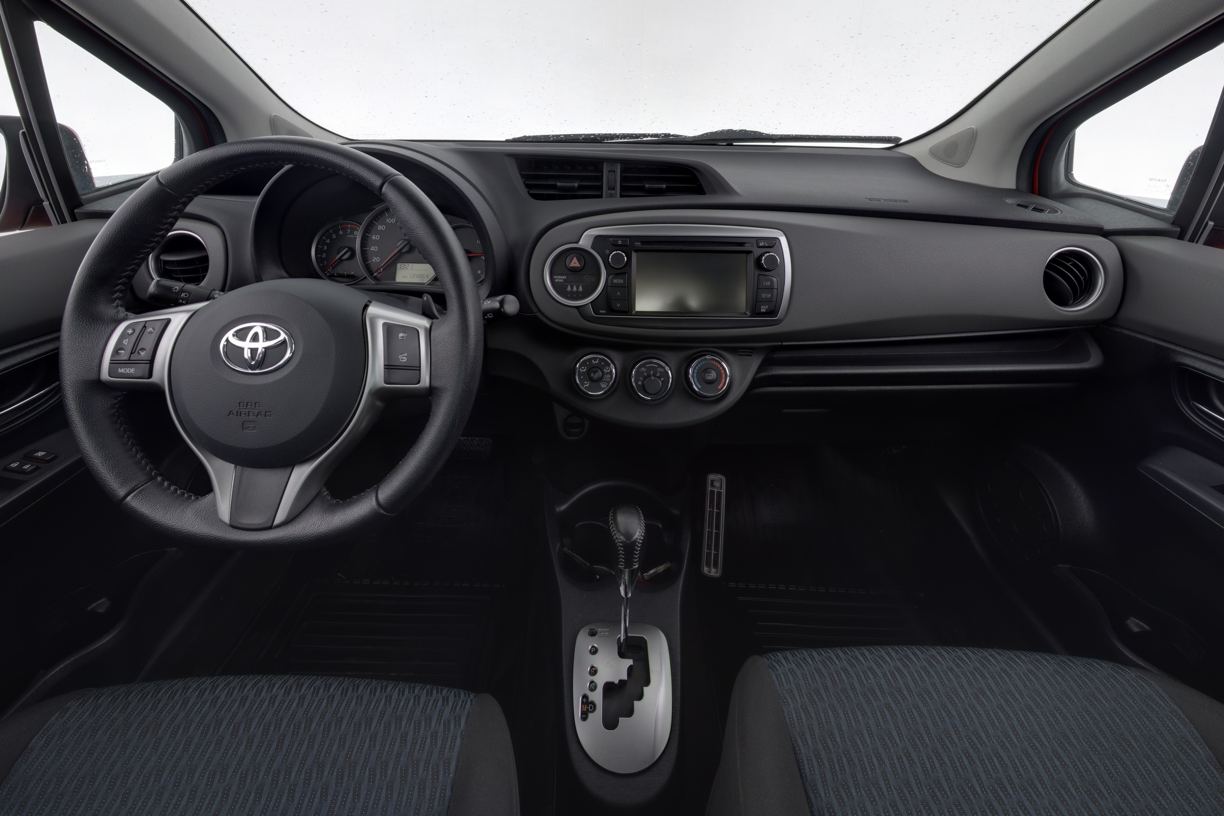 TOYOTA Yaris 2012