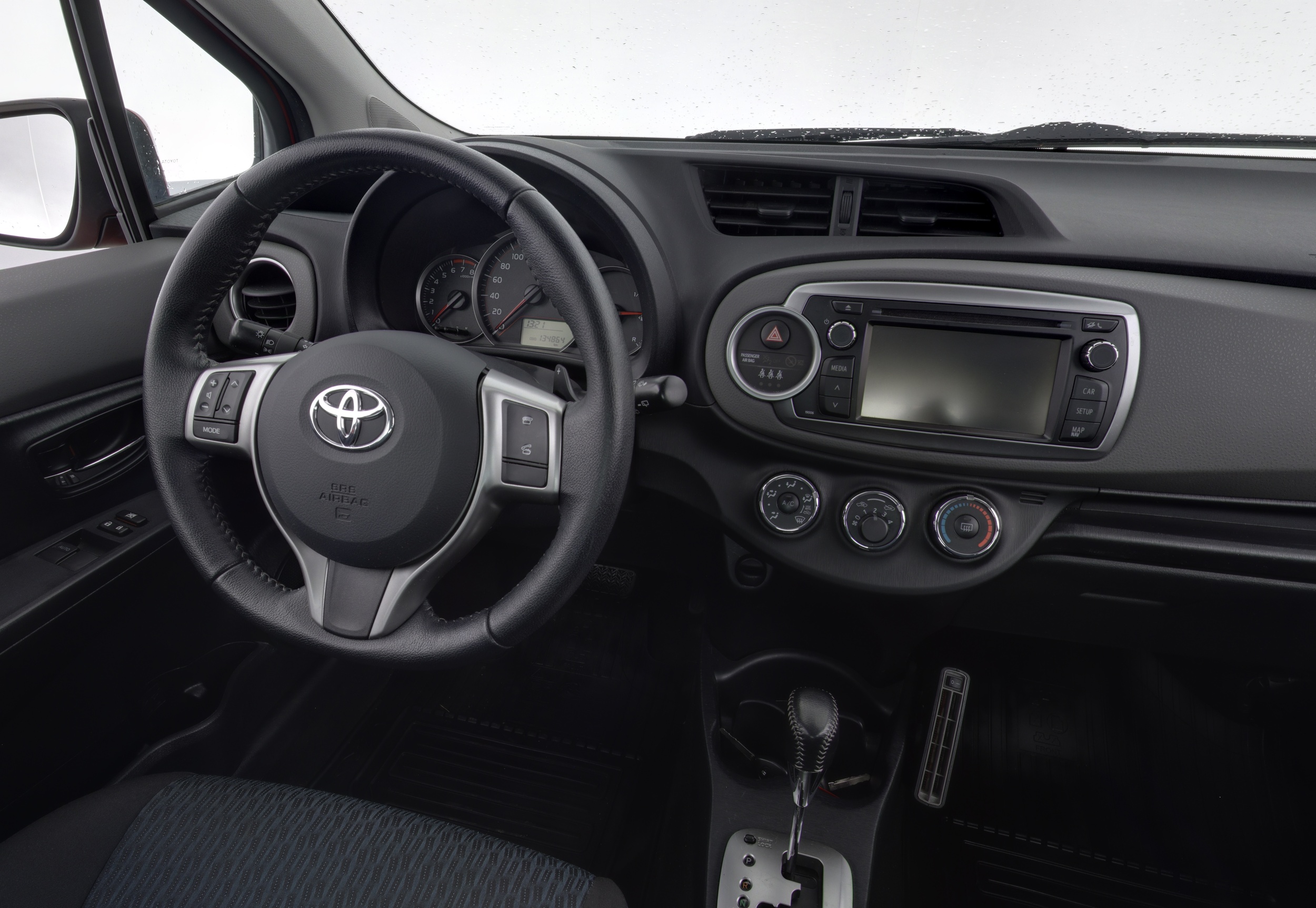TOYOTA Yaris 2012