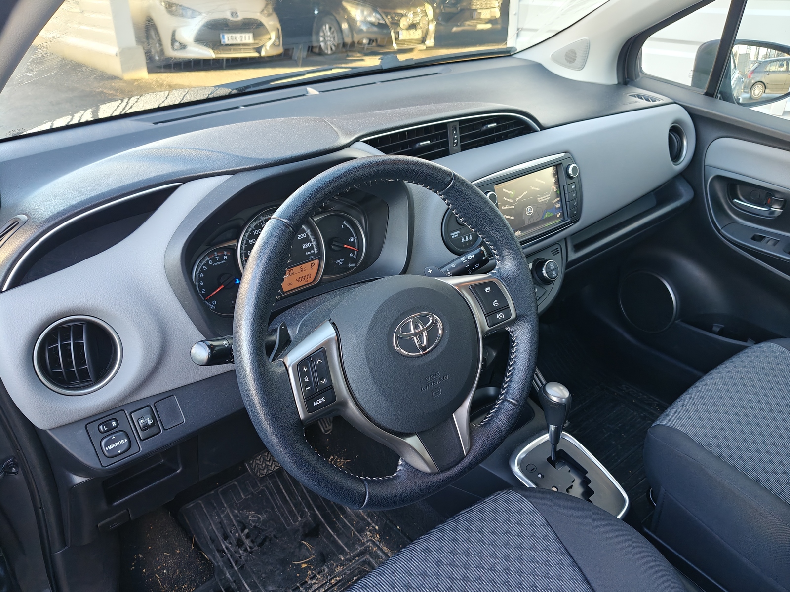 TOYOTA Yaris 2015