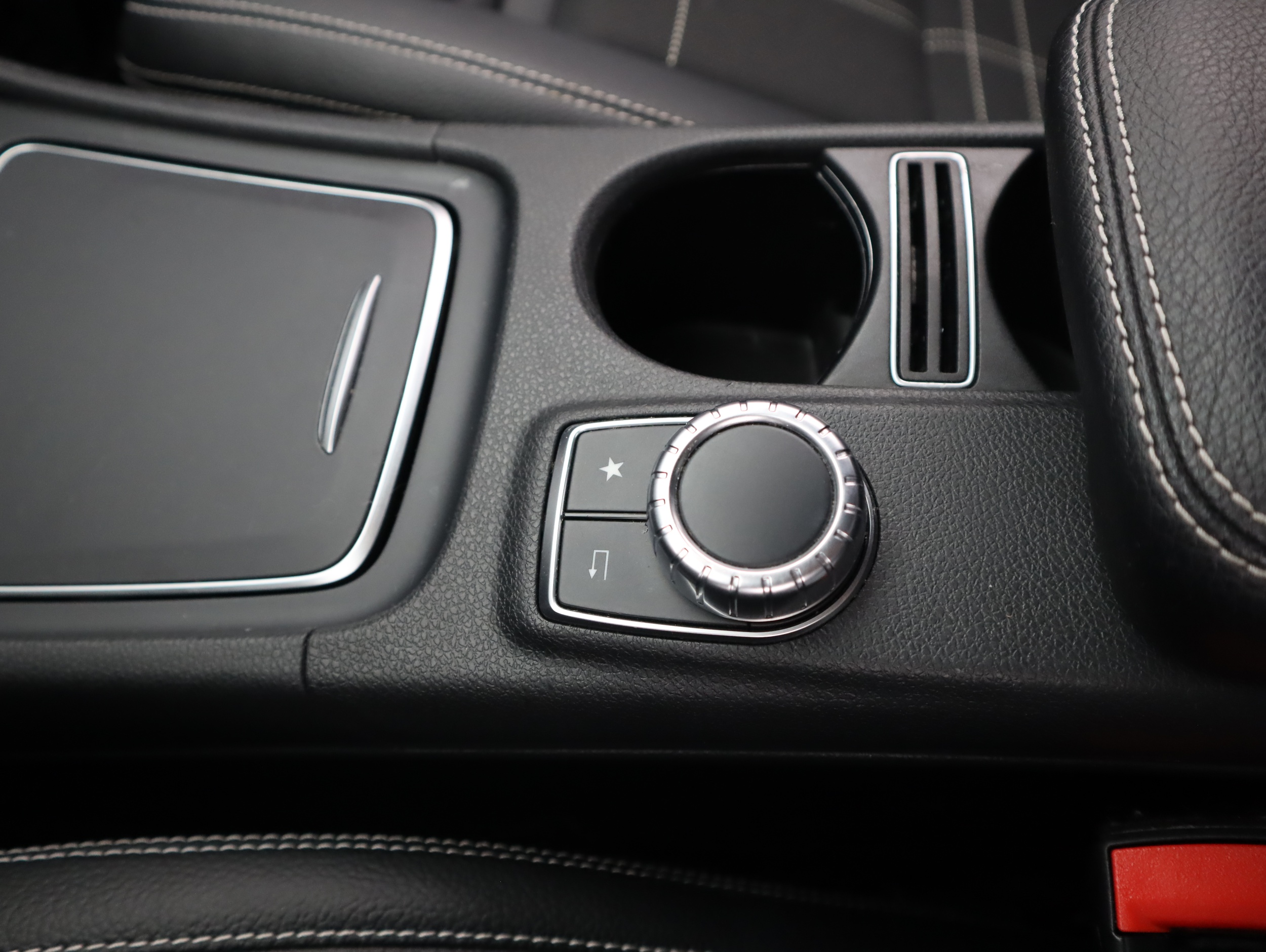 MERCEDES-BENZ A 2015