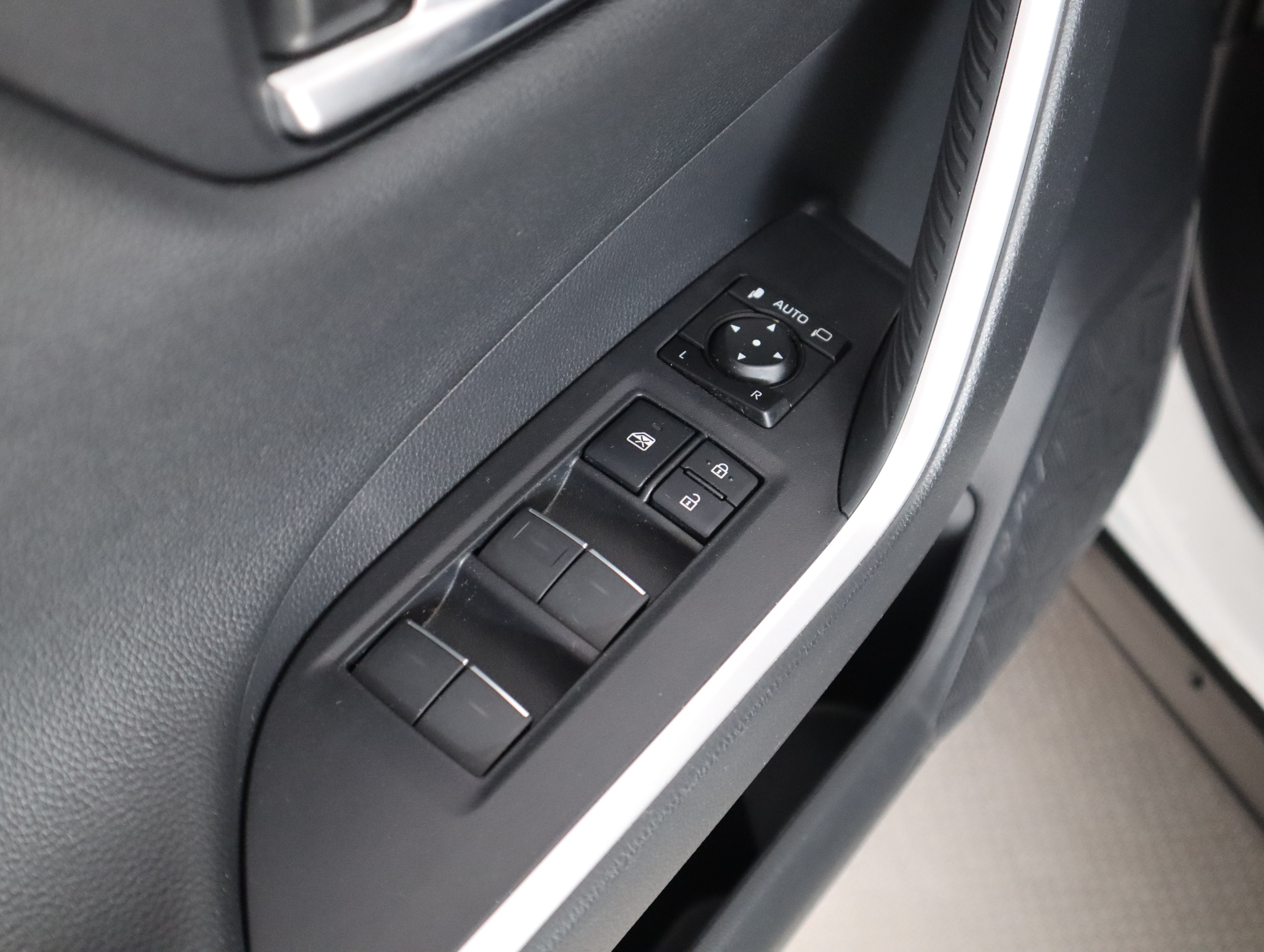 TOYOTA RAV4 Plug-in 2025