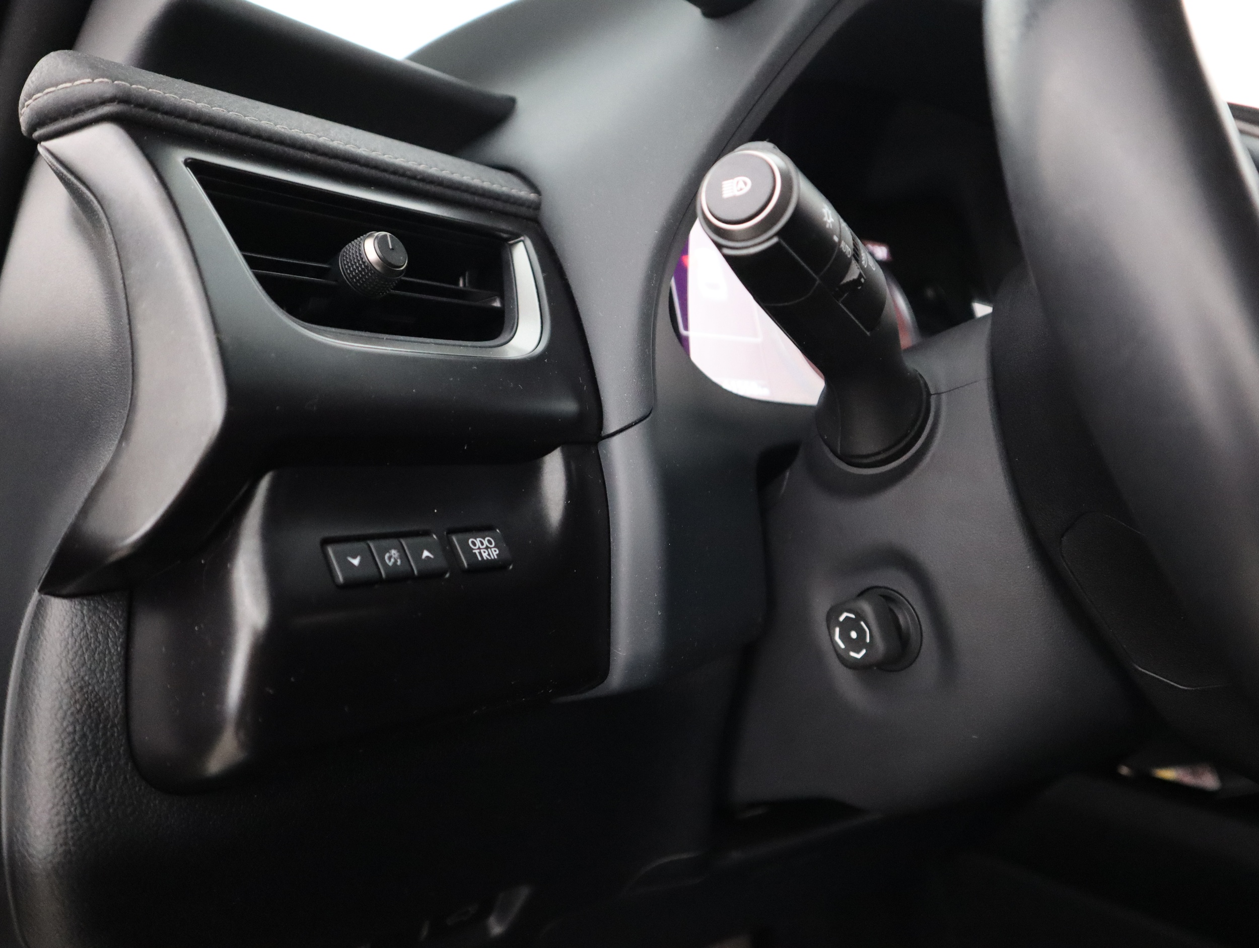 LEXUS UX 2024