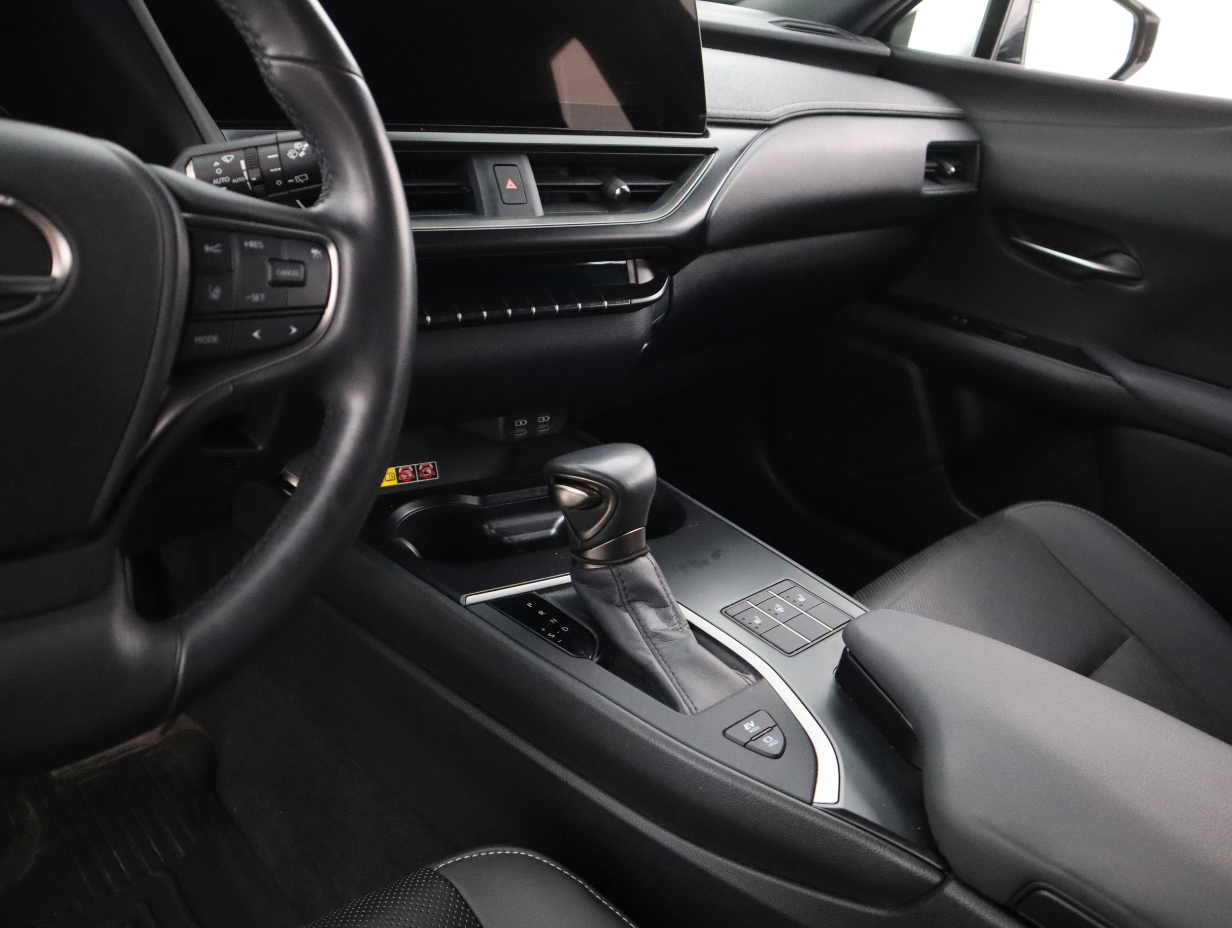 LEXUS UX 2024